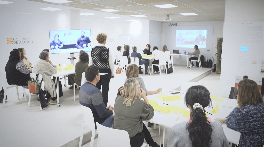 La consultora social Plebia, dinamizando un taller de participación ciudadana en en el LAAAB Laboratorio de Aragón Gobierno Abierto